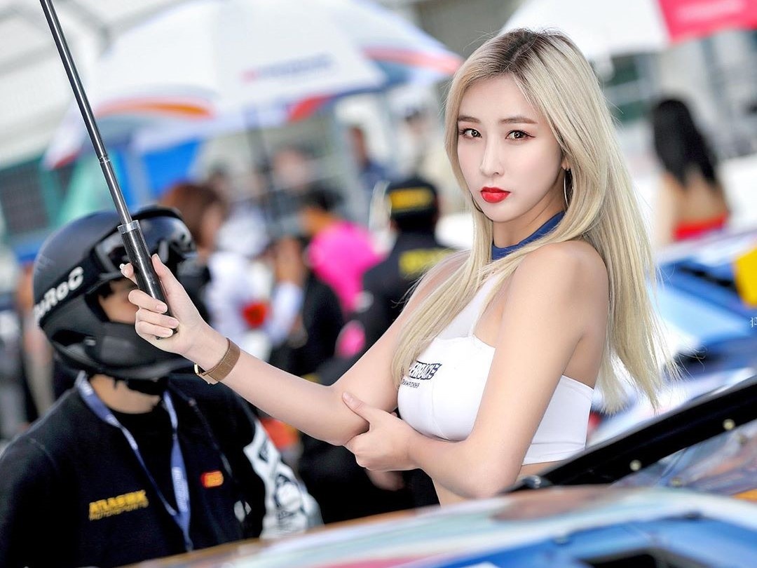 nguoi mau xe hoi o Han Quoc anh 1