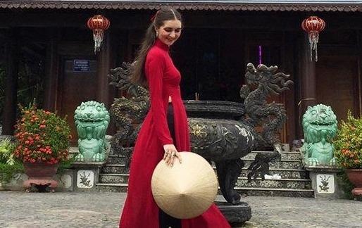 Co giao Romania o Viet Nam: 'Toi thay nu tinh hon khi mac ao dai' hinh anh