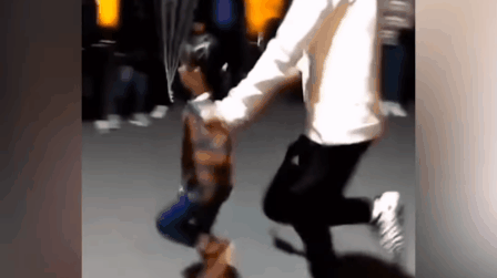 Cap bo con Trung Quoc nhay day gay bao mang hinh anh