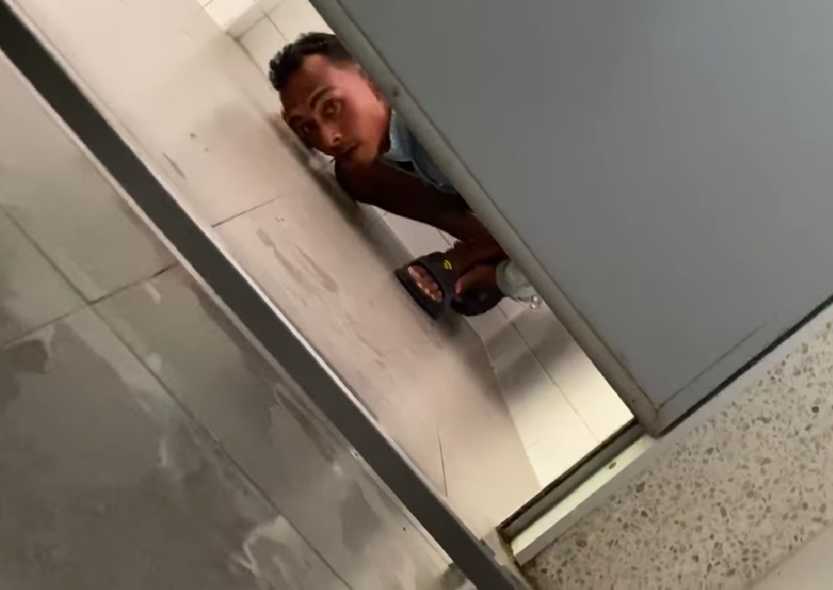 bat qua tang ke nhin trom trong nha ve sinh anh 1