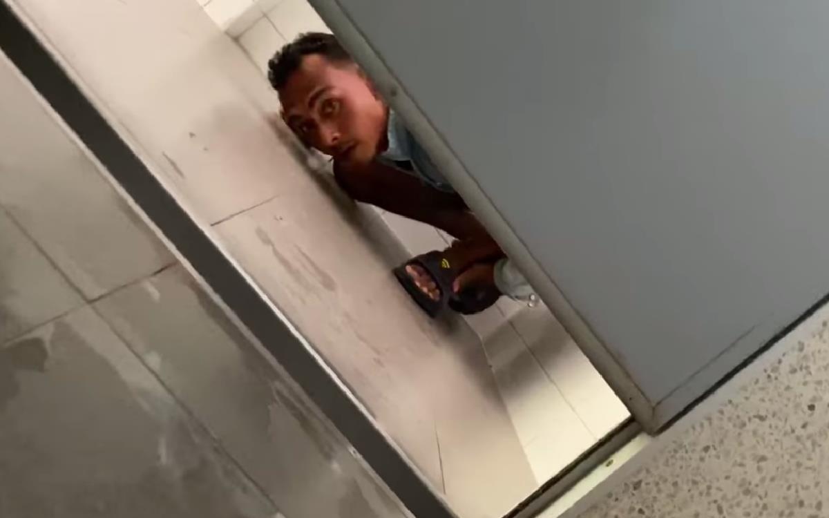 Ke bien thai bi bat qua tang khi dang nhin len phu nu o nha ve sinh hinh anh