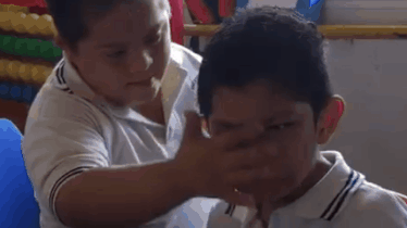 Dan mang xuc dong truoc video cau be Down vo ve ban hoc tu ky hinh anh