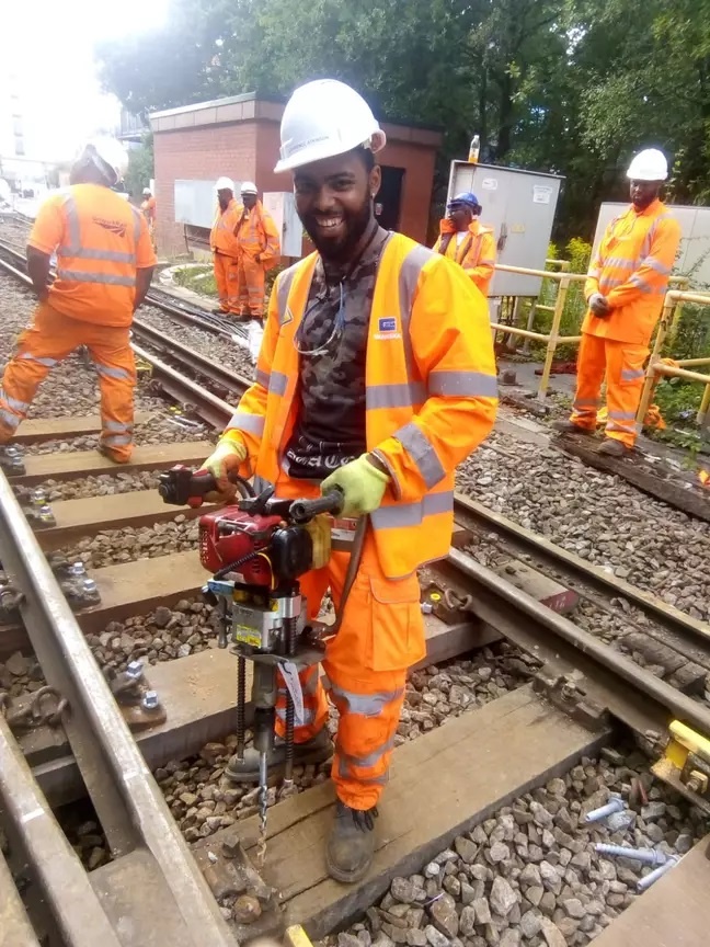 từ người vô gia cư đến kỹ sư đường sắt ảnh 2 tu nguoi vo gia cu den ky su duong sat anh 2