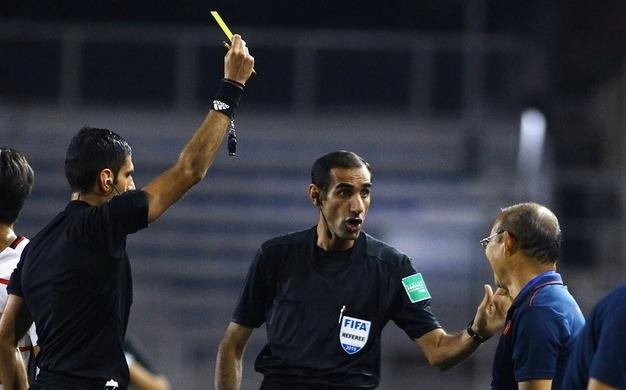 Tranh ve thay Park nhan the vang vi benh vuc cau thu U22 Viet Nam hinh anh