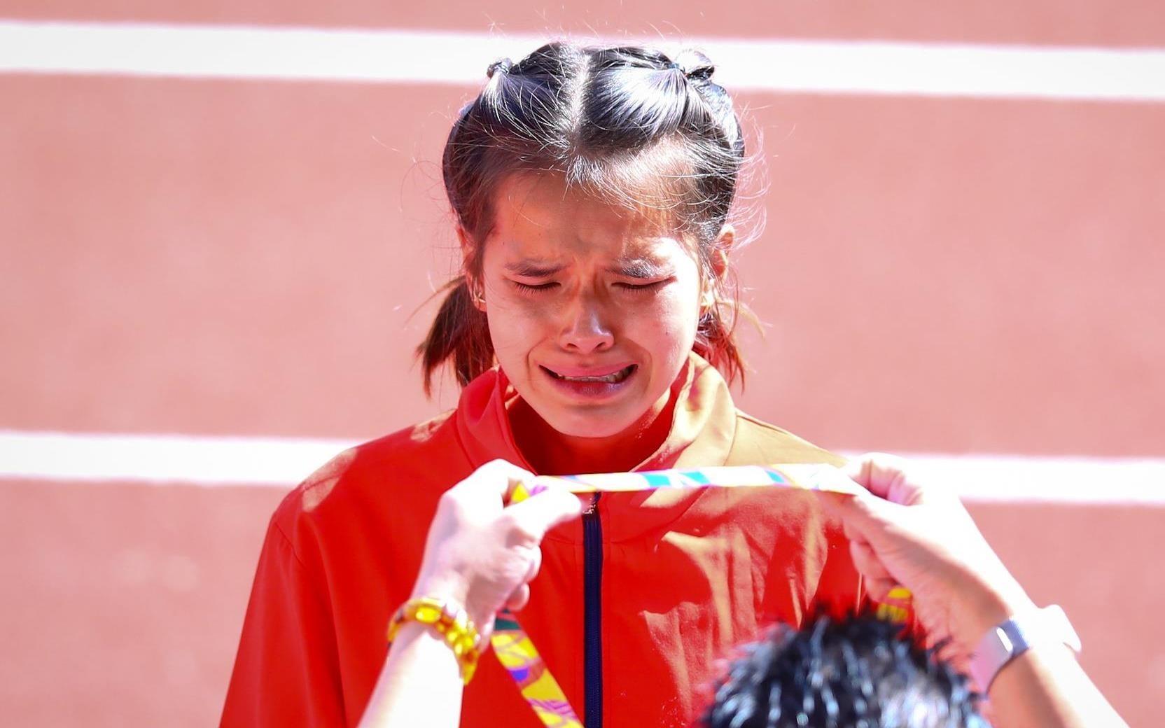 Khong chi cau thu, cac VDV nu cung roi nuoc mat vi thi dau qua cam hinh anh