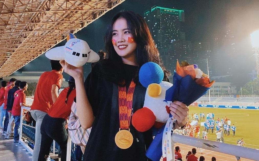 Ban gai Van Hau, vo Hung Dung vui mung khi U22 Viet Nam gianh HCV hinh anh