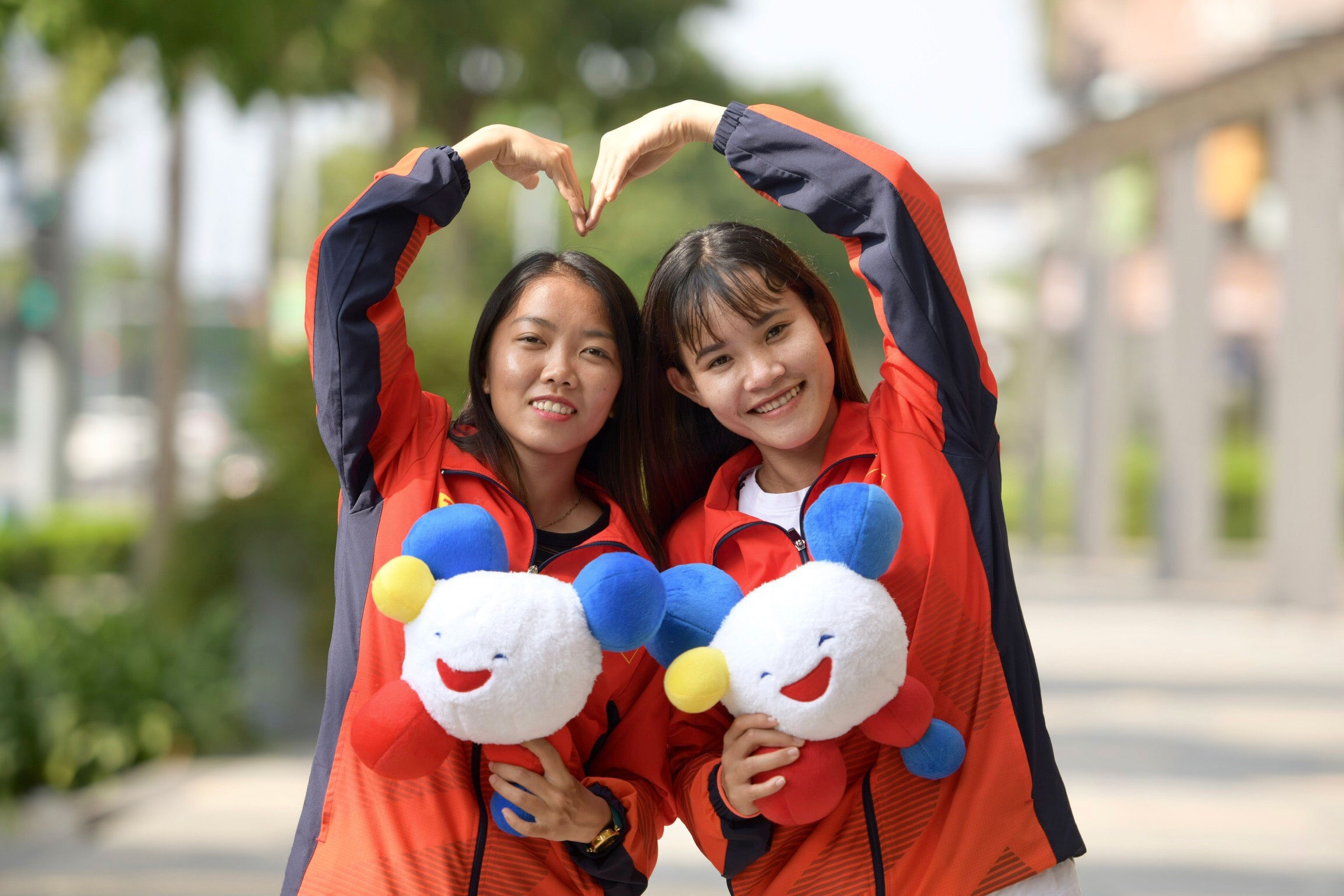 Ve dang yeu cua 2 'bong hong thep' tuyen bong da nu Viet Nam hinh anh