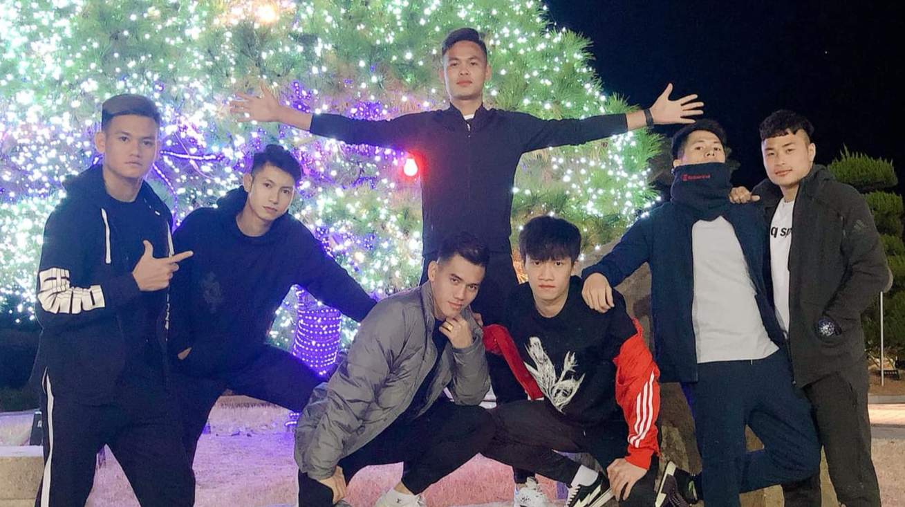 Dinh Trong, Hoang Duc va dan cau thu U23 di choi o Han Quoc hinh anh