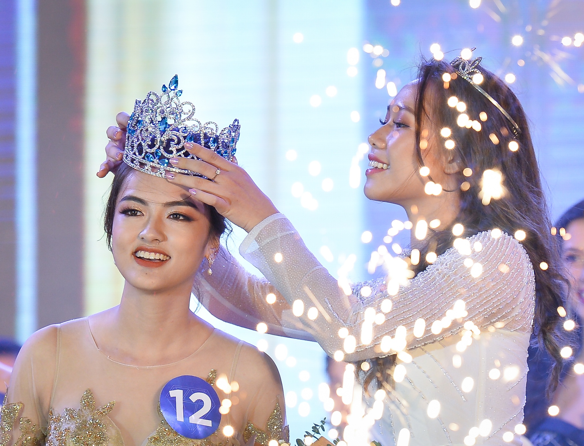 Dem chung ket hoa khoi day mau sac tai Dai hoc Ngoai thuong Ha Noi hinh anh