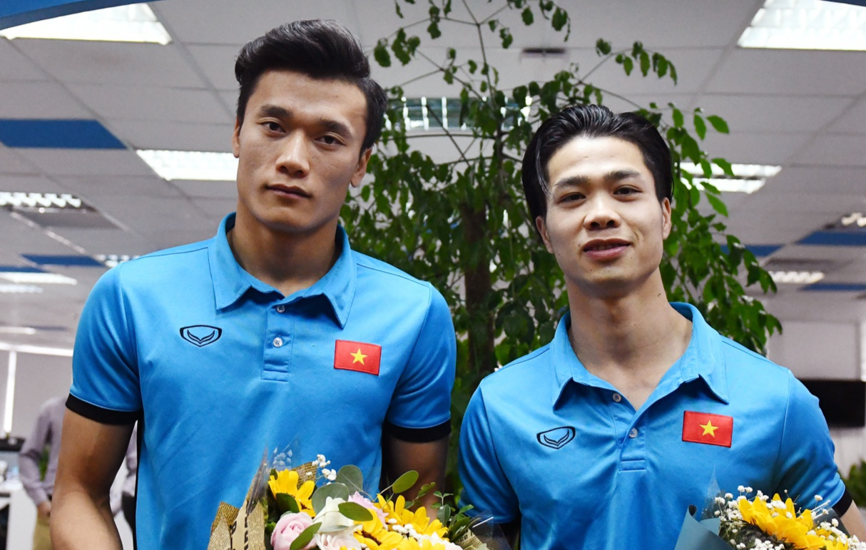 Fan ‘day thuyen’ Cong Phuong - Tien Dung khi sap tai ngo o CLB TP.HCM hinh anh