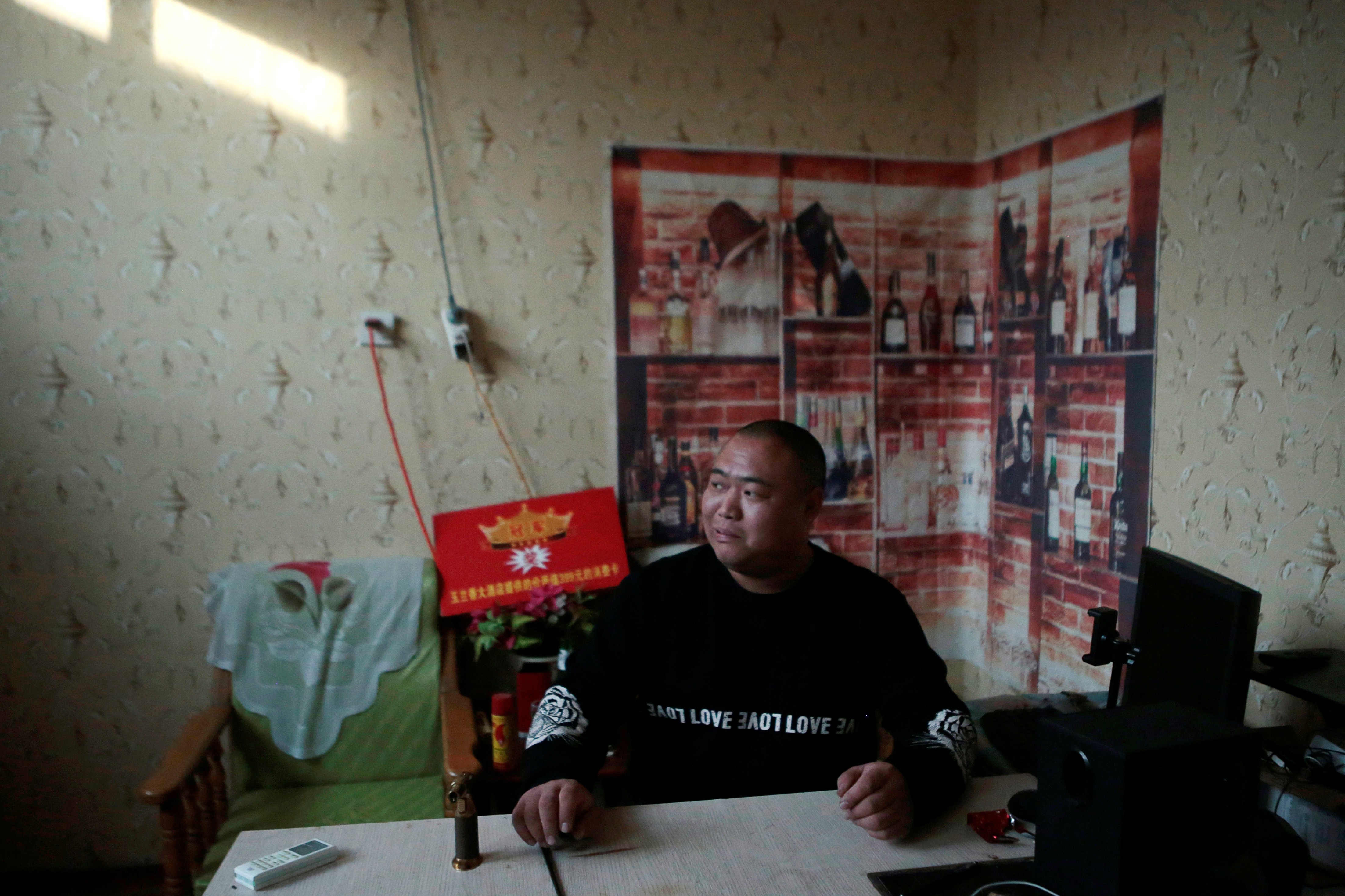 nong dan noi tieng nho clip uong bia theo cach la anh 2