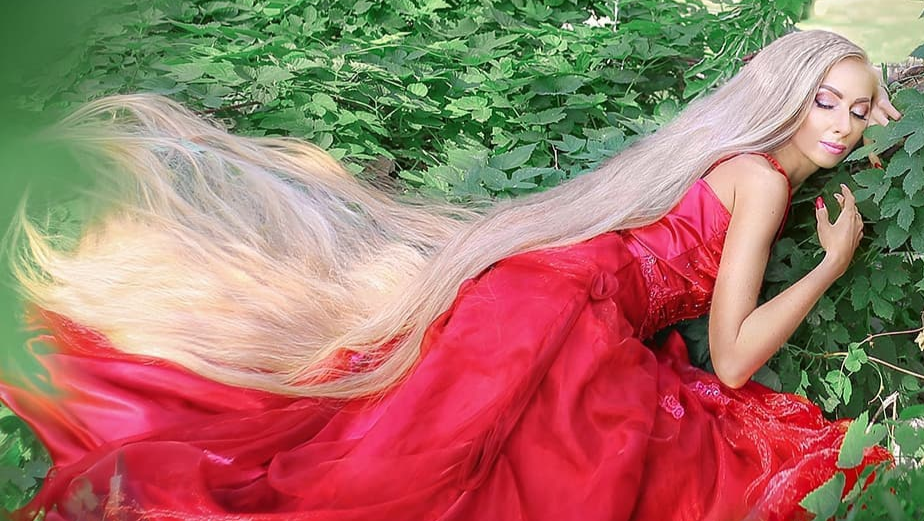 'Cong chua toc may doi thuc' khoe mai toc dai 1,8 m hinh anh