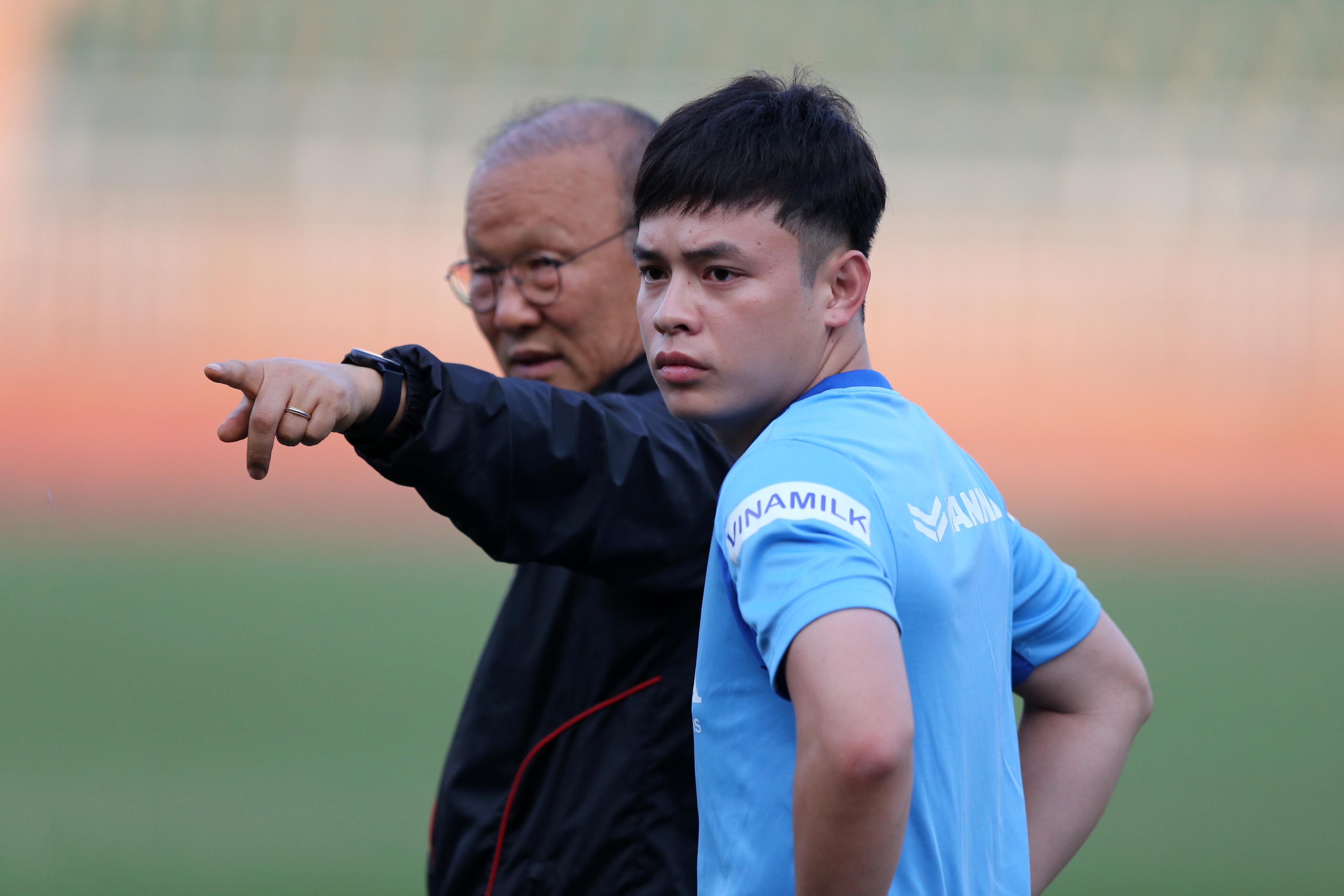 Tro ly ngon ngu moi tro thanh cau noi giua thay Park va U23 Viet Nam hinh anh
