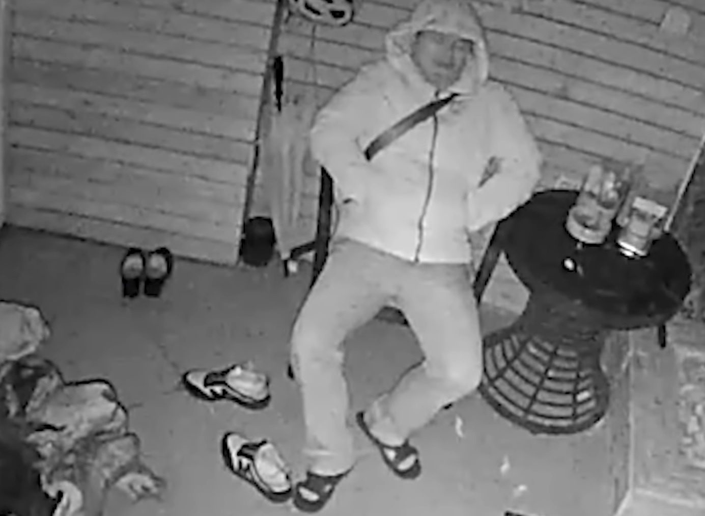 Canh sat ngu ngoai hien vi khong muon danh thuc gia dinh luc 5h sang hinh anh