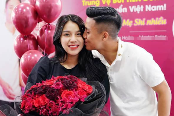Cau thu Viet tang xe hoi, do hieu, dua nua kia di du lich dip cuoi nam hinh anh