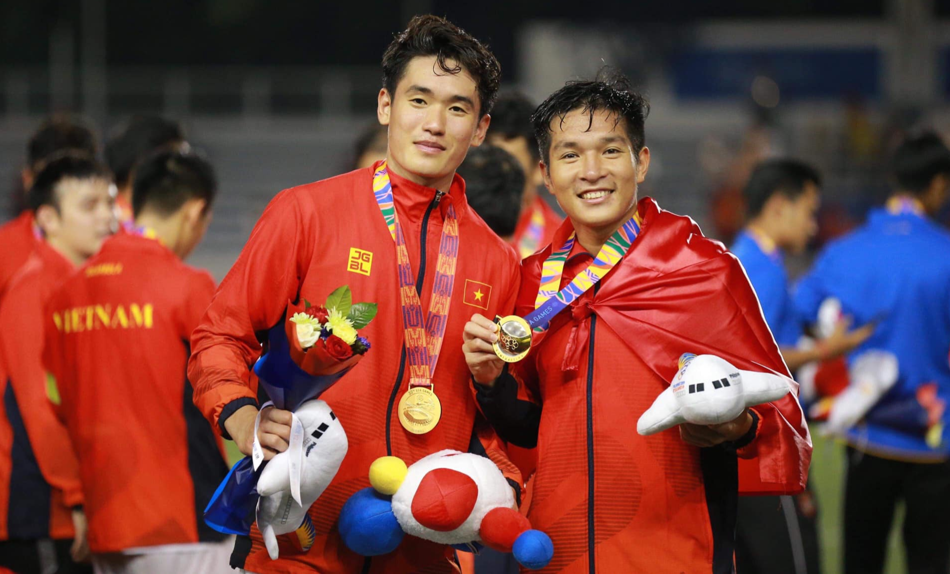 Tan Sinh, Van Toan, Thai Quy dao quanh khach san o Thai Lan hinh anh