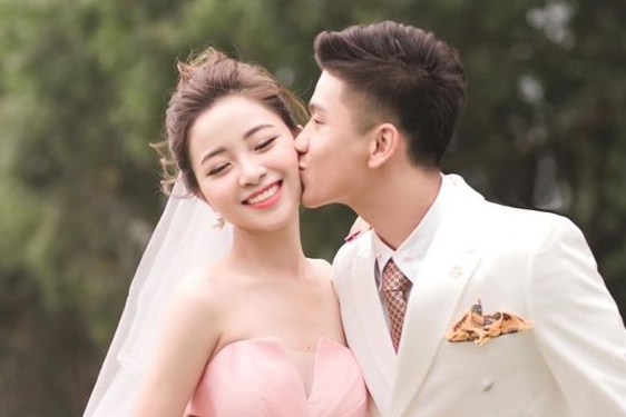 Hoi cau thu, hot girl lien tuc khoe anh cuoi tren mang xa hoi hinh anh