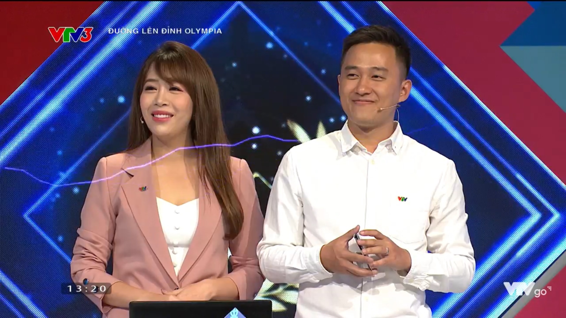 MC Diep Chi 'ban' tieng Nghe An, boi roi khi duoc 'to tinh' tren san khau hinh anh