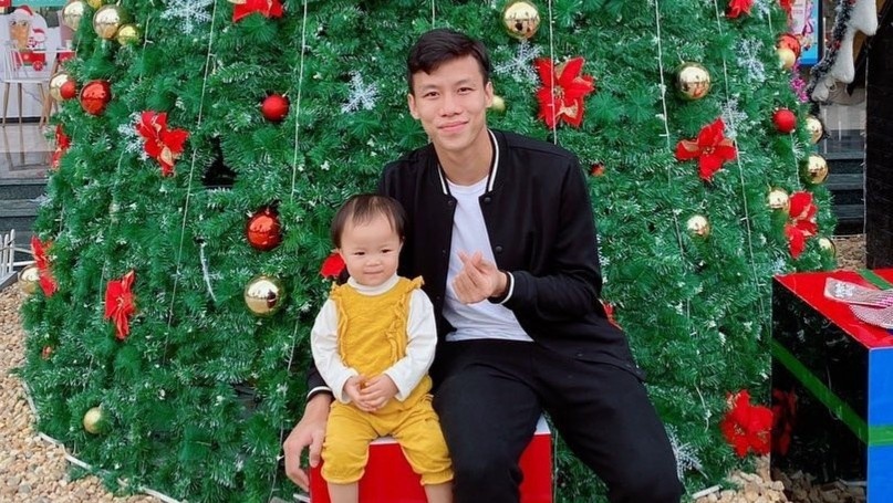 Que Ngoc Hai dan con gai di cho Tet chon hoa dao hinh anh