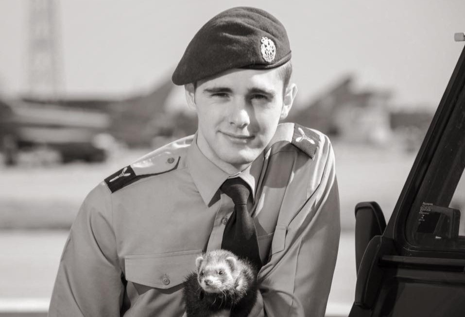 Roi Khong quan Hoang gia Anh, cung chon cung du lich khap the gioi hinh anh