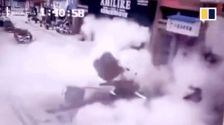 Nem phao bong vao ho ga, 4 me con o Trung Quoc bi thuong sau cu no lon hinh anh