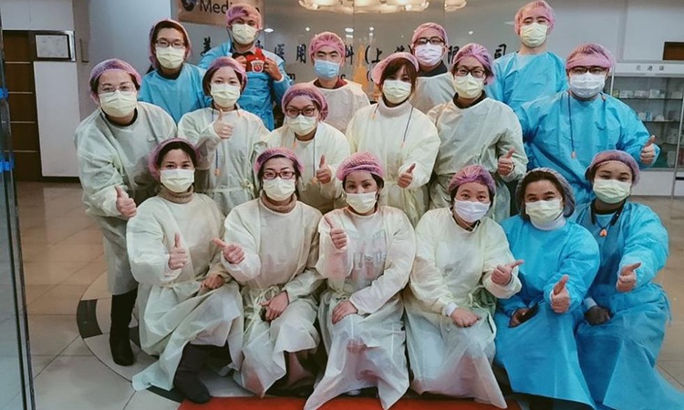 tình nguyện làm khẩu trang giữa dịch corona ảnh 2 tinh nguyen lam khau trang giua dich corona anh 2