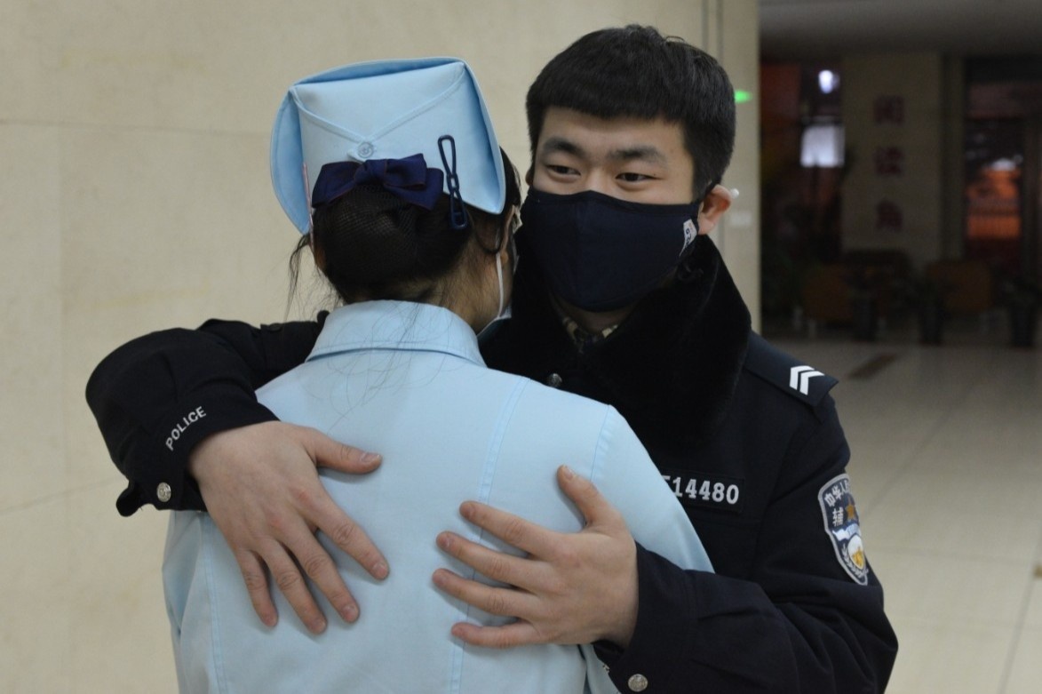 Trao nhan cuoi cho ban gai y ta truoc khi vao khu cach ly dich corona hinh anh