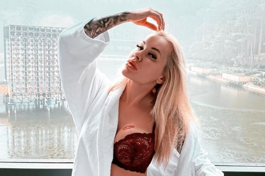 Vo cau thu Ukraine co the ngoi tu vi co tinh lo noi y khi hat quoc ca hinh anh