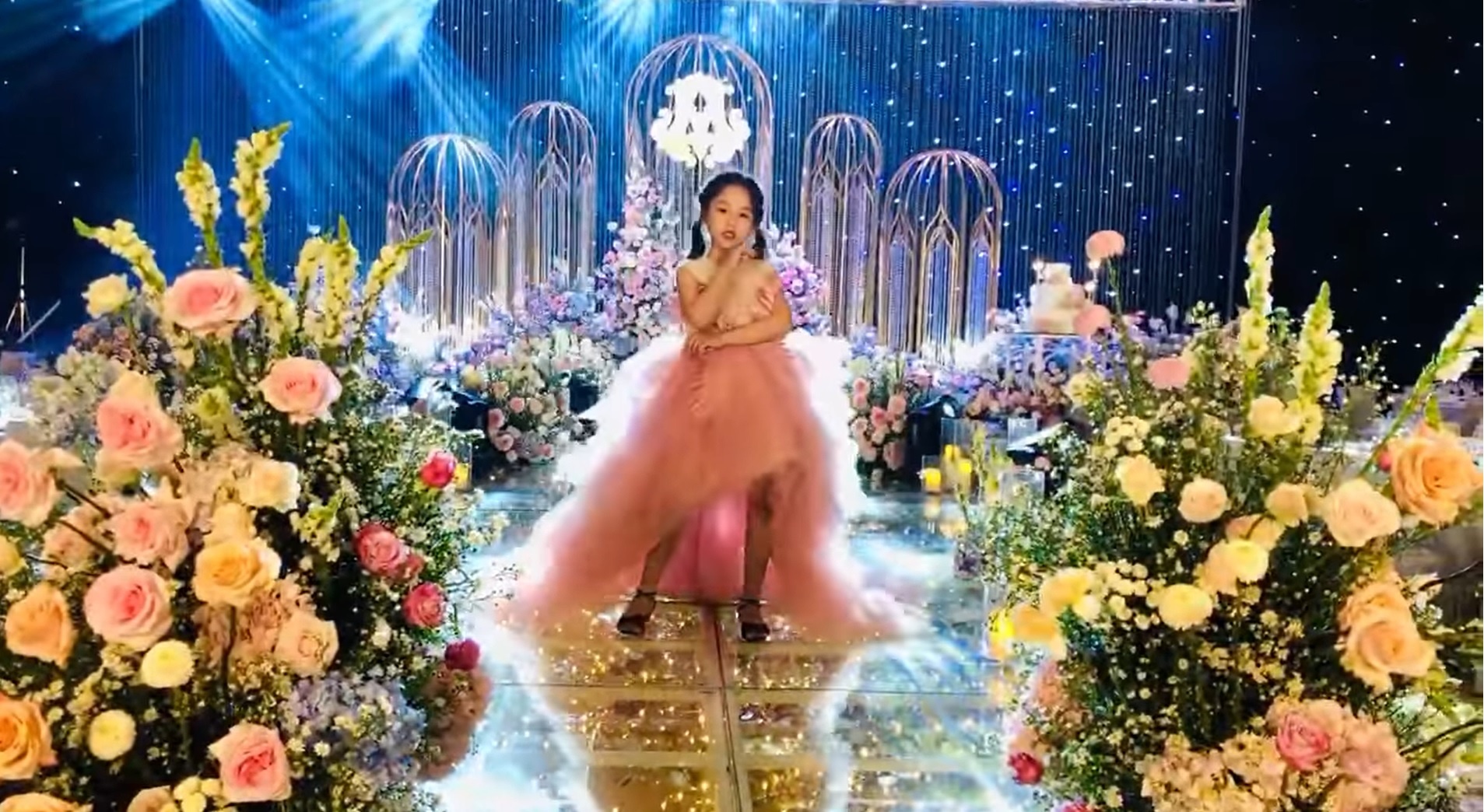 Chau gai Duy Manh catwalk than thai trong dam cuoi cua cau hinh anh