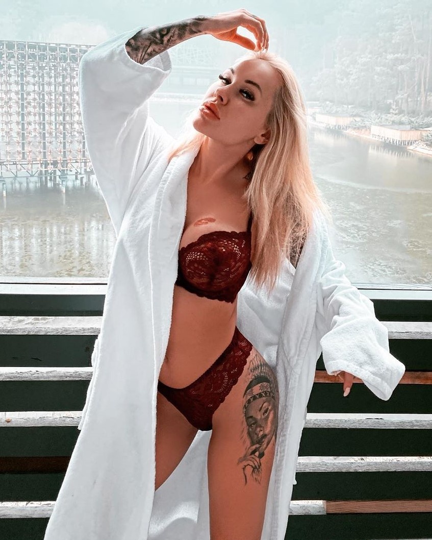 WAGs khoe nội y khi hát quốc ca Ukraine ảnh 3 WAGs khoe noi y khi hat quoc ca Ukraine anh 3