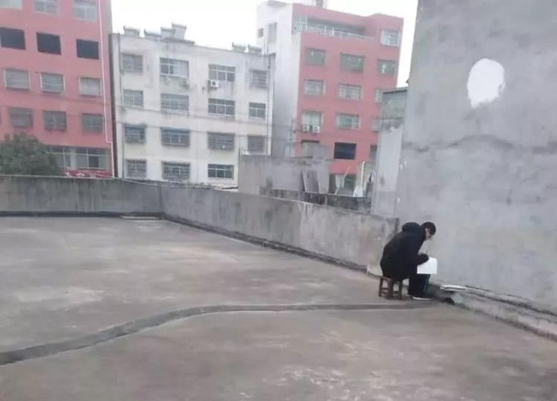 nho Wi-Fi nha hang xom hoc bai giua dich corona anh 1