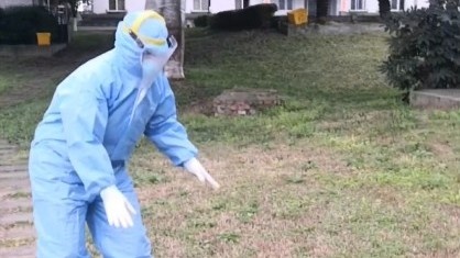 Y ta buoc di khong vung khi vua ra khoi khu cach ly dich corona hinh anh