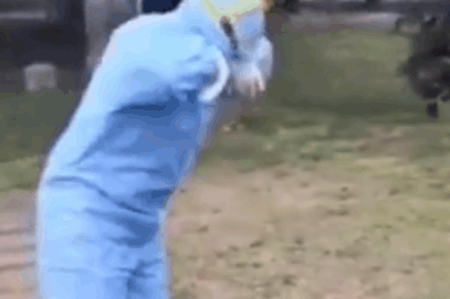 Y ta loang choang ra khoi khu vuc cach ly khien dan mang bat khoc hinh anh