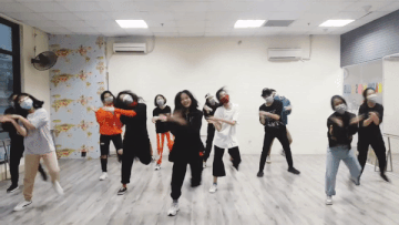 Nhom hoc sinh nhay dieu 'deo khau trang' hinh anh