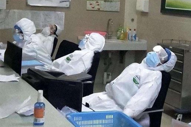 Y ta chong corona o Vu Han: ‘Kiet suc nhung khong the dung lai’ hinh anh