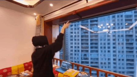 Bi cach ly vi dich, nhom ban thach dau hang xom nhay mua qua ban cong hinh anh