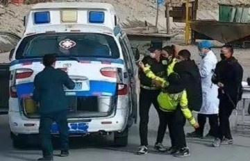 Nu canh sat nga quy sau 25 ngay lam viec lien tuc chong virus corona hinh anh