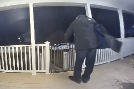 Cai om bat ngo cua cau be 2 tuoi cho nguoi giao pizza vua mat con hinh anh