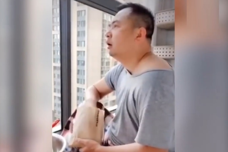 Nguoi mac ket o tam dich Vu Han: 'Ca ngay chi an va ngu' hinh anh