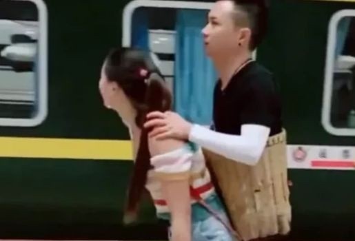 Khoanh khac man nong cua doi khuyet tat Trung Quoc truoc khi chia tay hinh anh