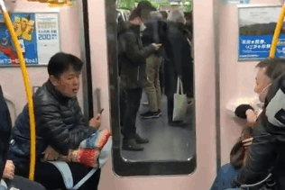 Suyt bi danh vi ho lien tuc tren tau dien o Nhat Ban hinh anh