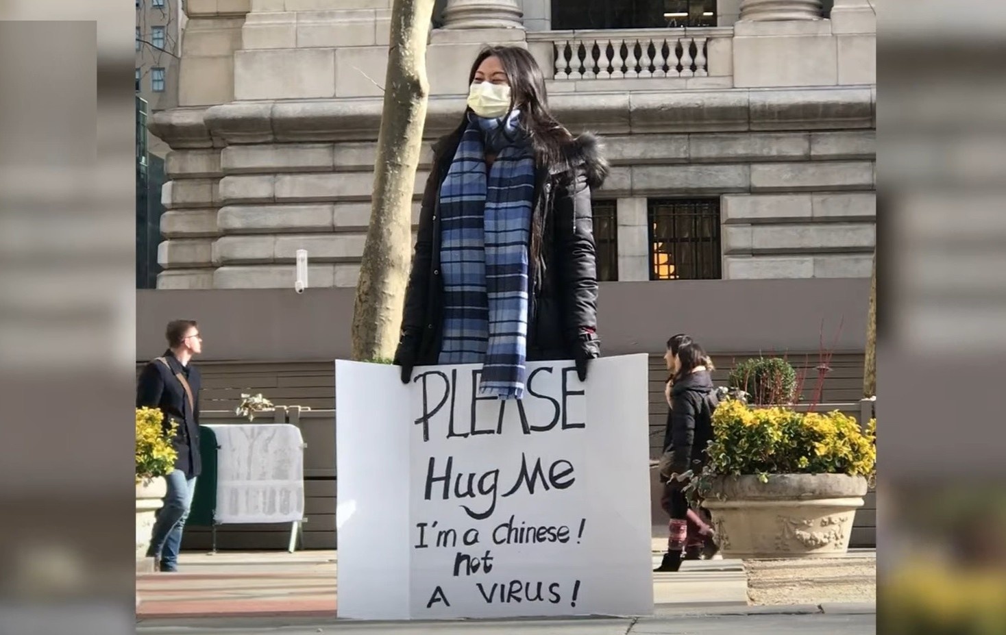 'Hay om toi. Toi la nguoi Trung Quoc, khong phai virus!' hinh anh