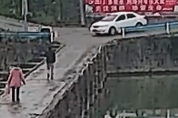 Nguoi dan ong Trung Quoc lao xuong song khi vua co bang lai xe hinh anh