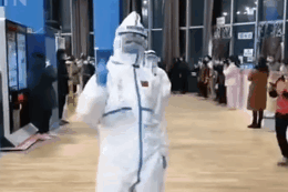 Y ta, benh nhan Covid-19 o Vu Han di catwalk de giai toa stress hinh anh