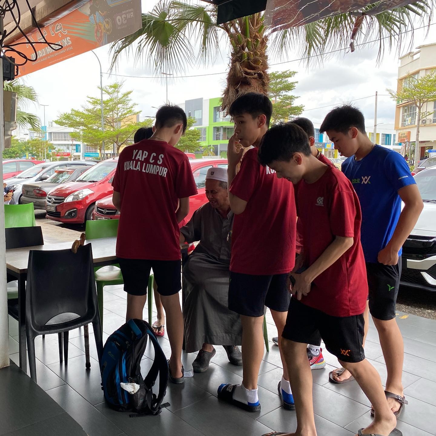bật khóc vì thương người ăn xin ảnh 2 bat khoc vi thuong nguoi an xin anh 2