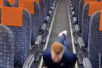 Nhay nhot tren may bay vi chi co 4 hanh khach giua dich Covid-19 hinh anh