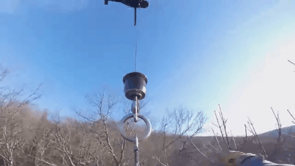 Dung truc thang cuu nguoi nhay du luon mac ket tren canh cay hinh anh