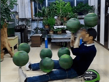 Chang trai Trung Quoc xoay 10 qua bong cung luc bang co the hinh anh