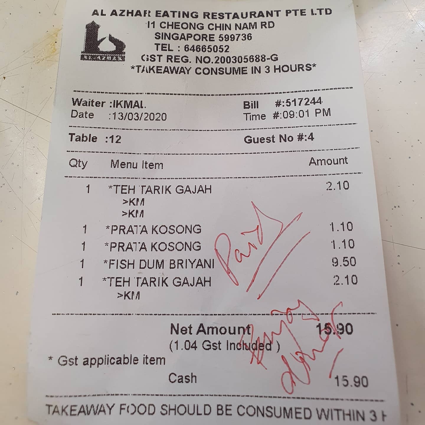 Gia dinh duoc nguoi la tra giup bua an anh 1