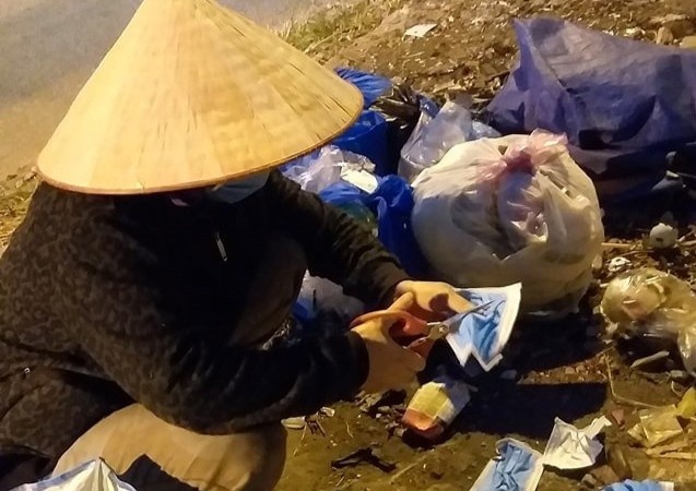Co luom ve chai cat doi khau trang cu de ke xau khong ban lai hinh anh